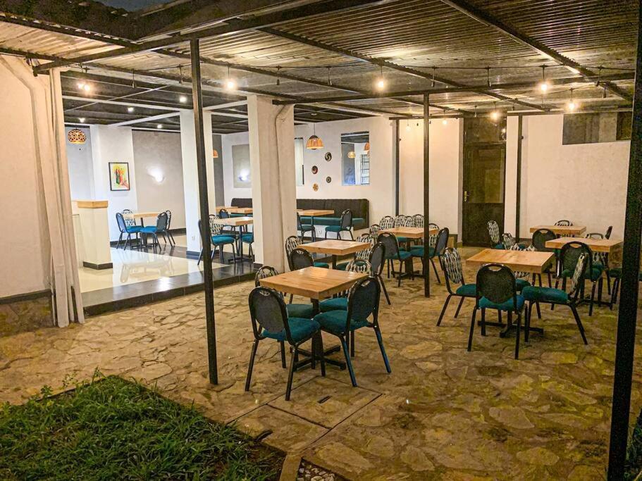 City Center Apartments 부줌부라 외부 사진