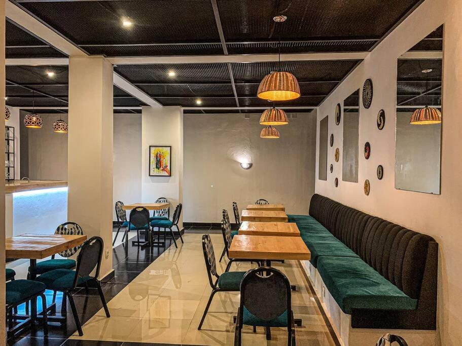 City Center Apartments 부줌부라 외부 사진