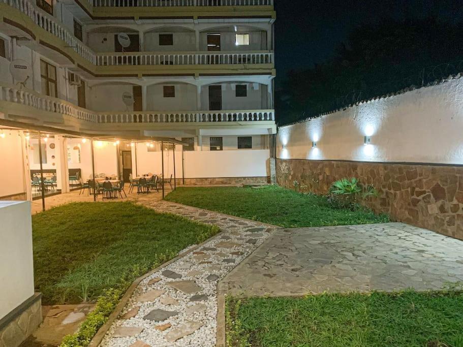 City Center Apartments 부줌부라 외부 사진